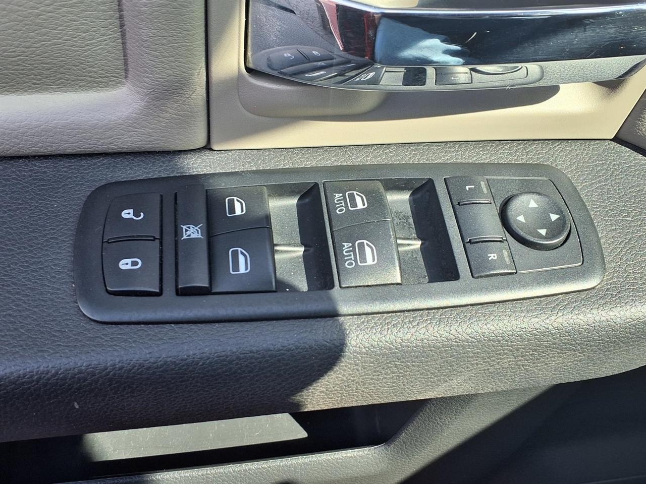 RAM 1500 SLT Crew Cab 4WD 2012