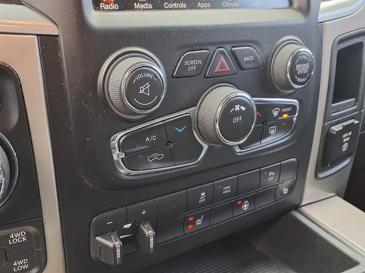 RAM 1500 4WD Quad Cab 140.5" Big Horn 2013