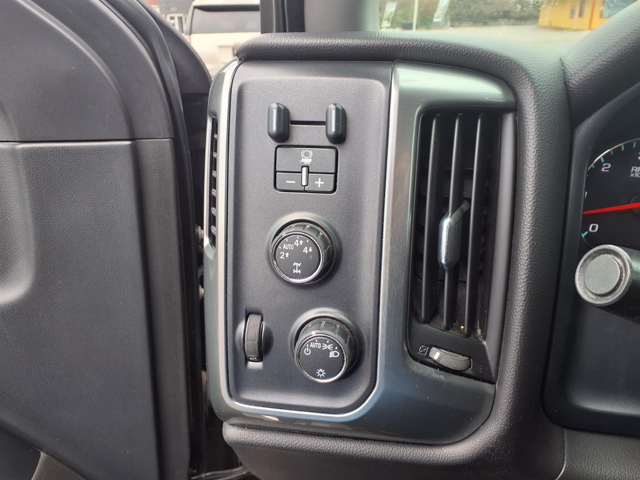 Chevrolet Silverado 1500 4WD Crew Cab 143.5" LT w/1LT 2015