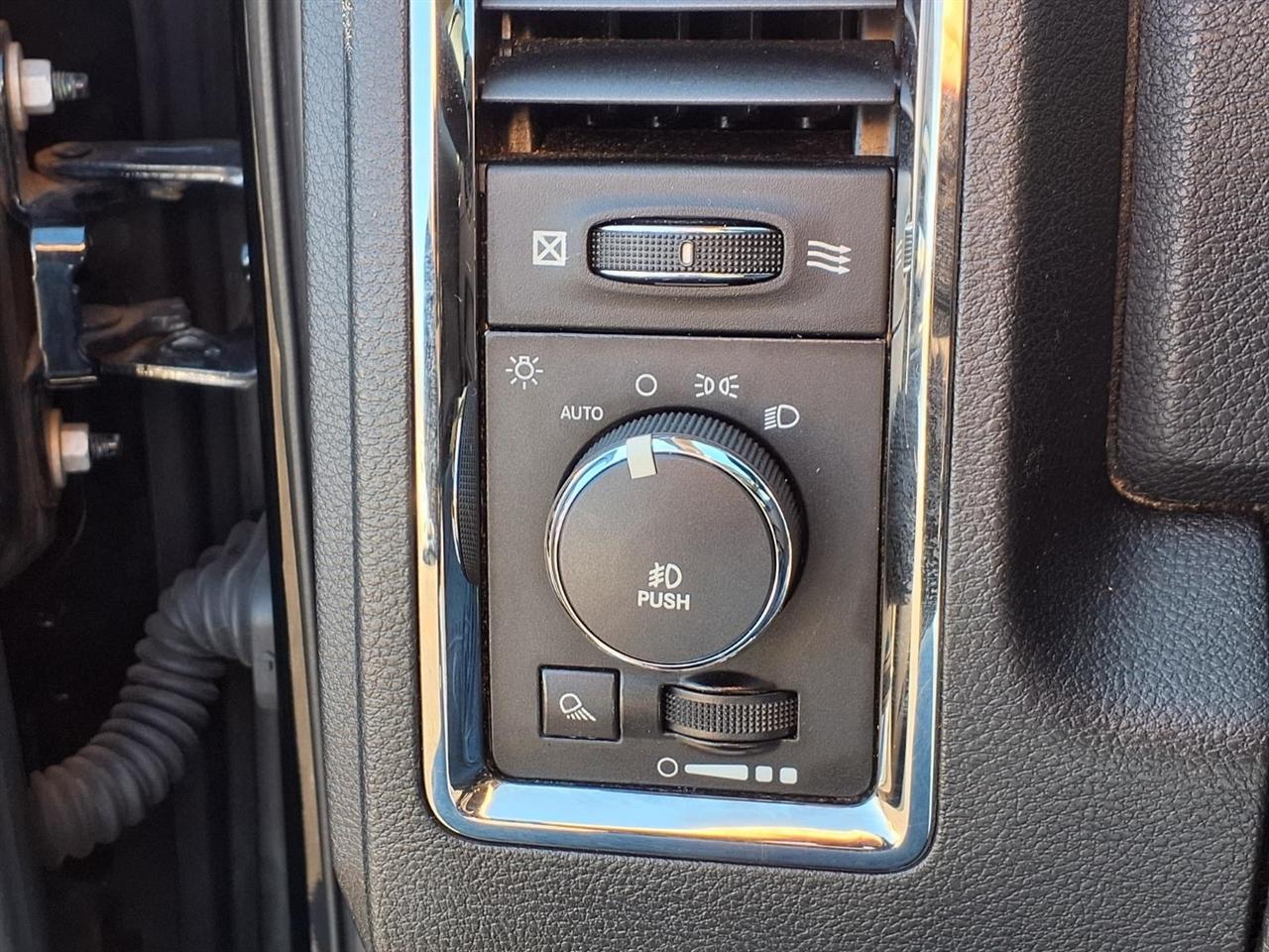 RAM 1500 2WD Crew Cab 140.5" Sport 2013