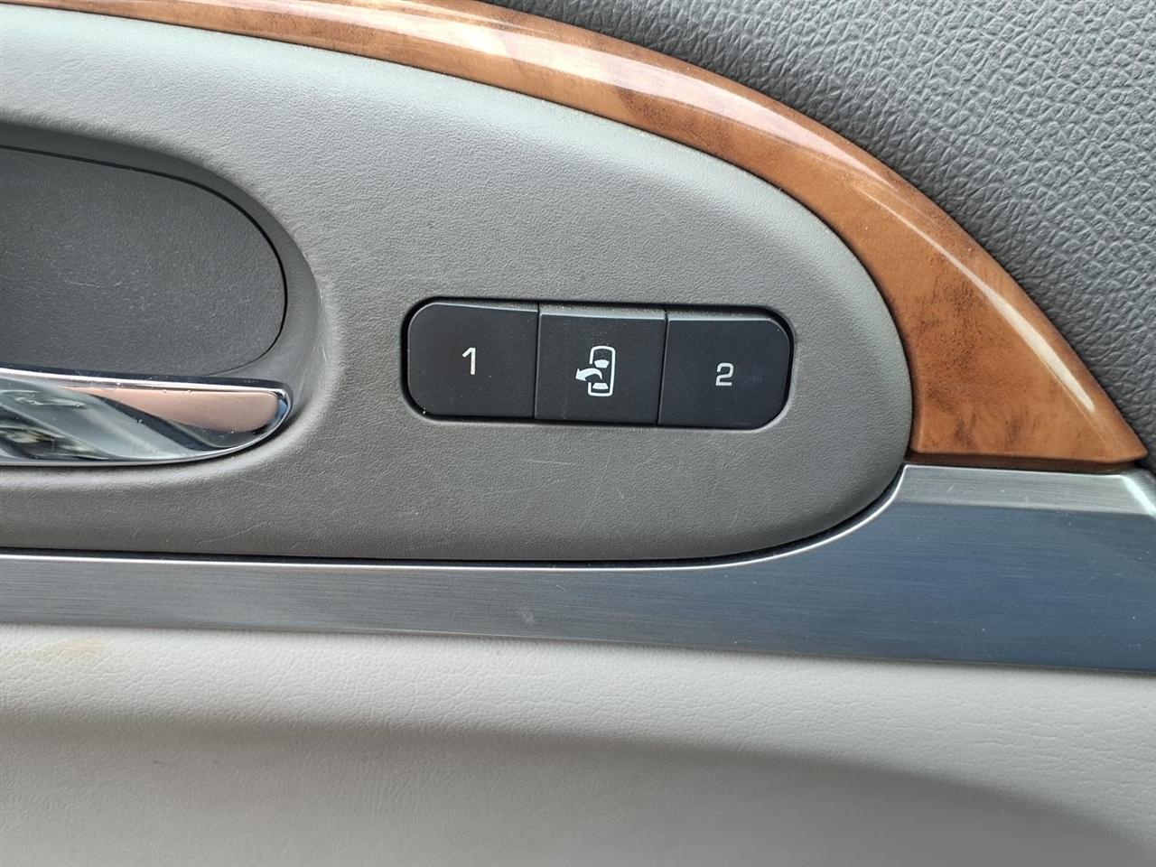 Buick Enclave FWD 4dr Leather 2012