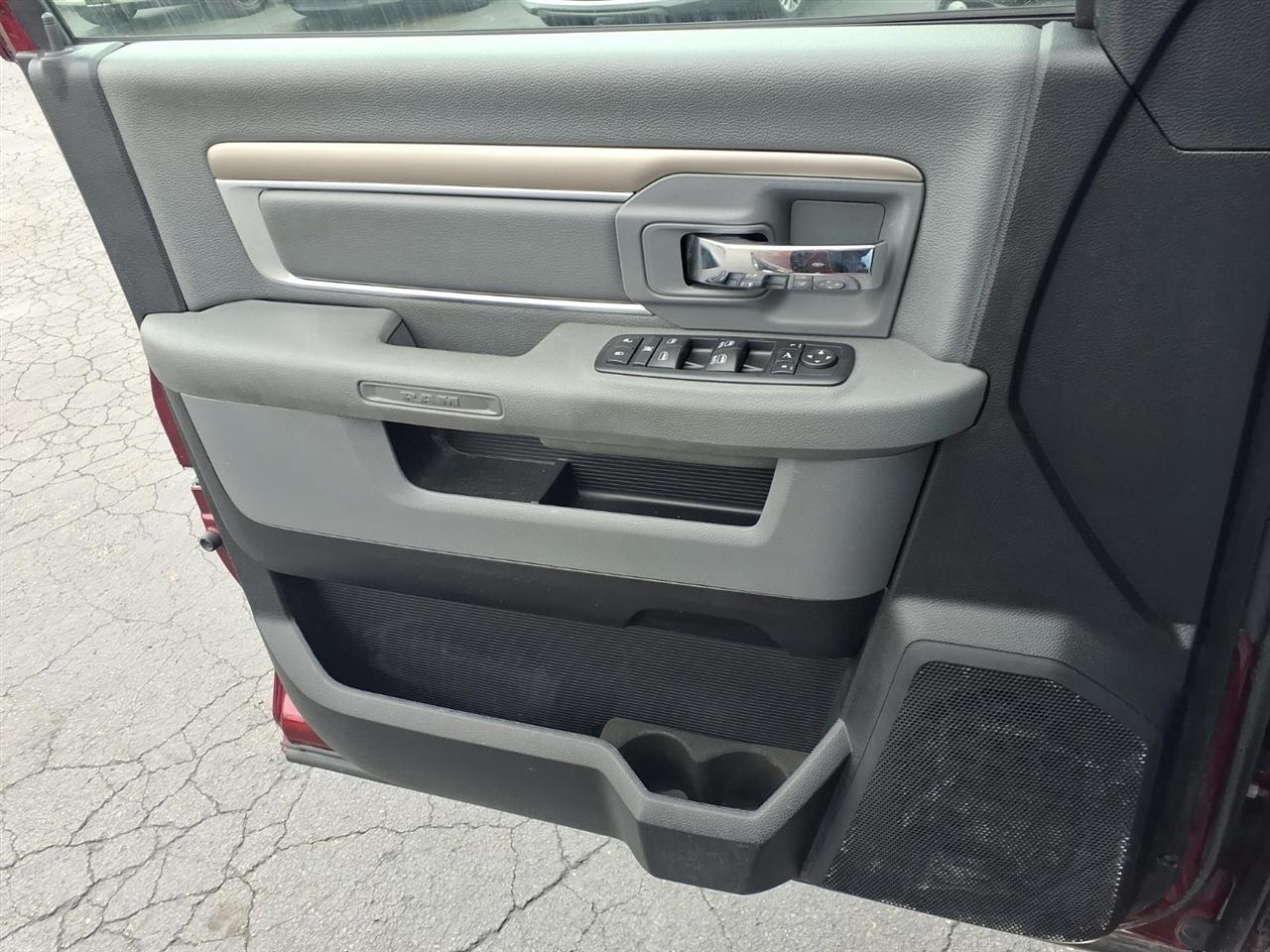RAM 1500 SLT Crew Cab SWB 4WD 2016