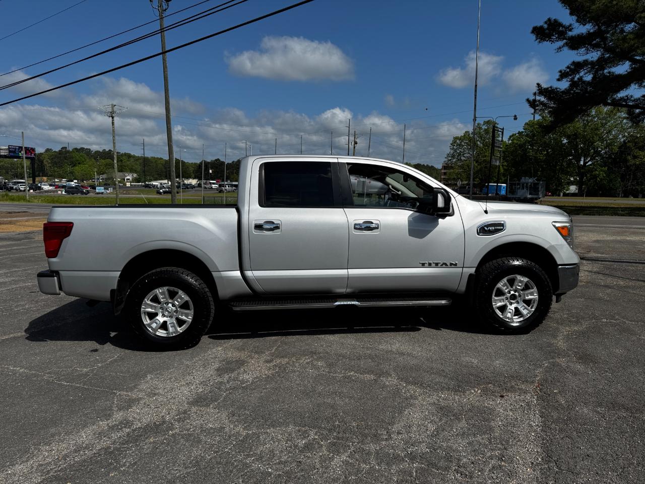 Nissan Titan SV Crew Cab 4WD 2017