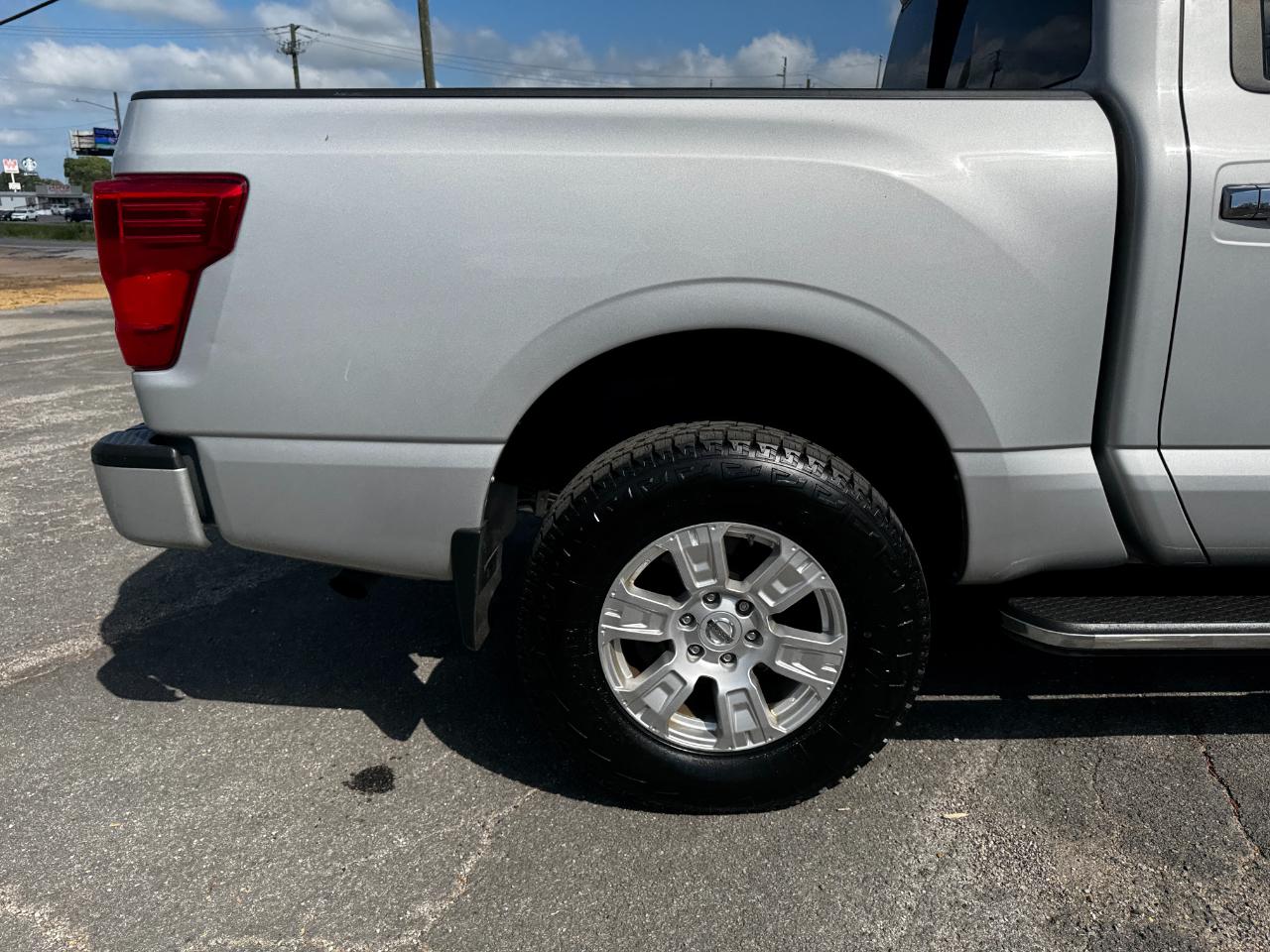 Nissan Titan SV Crew Cab 4WD 2017