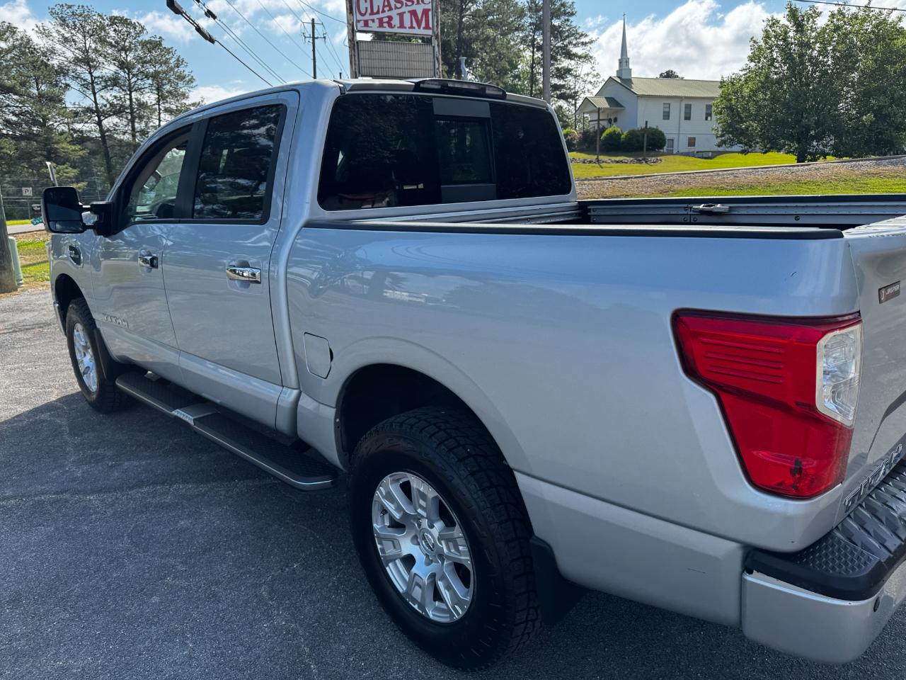 Nissan Titan SV Crew Cab 4WD 2017