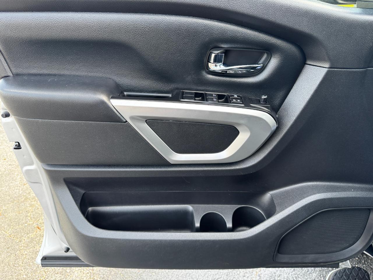 Nissan Titan SV Crew Cab 4WD 2017