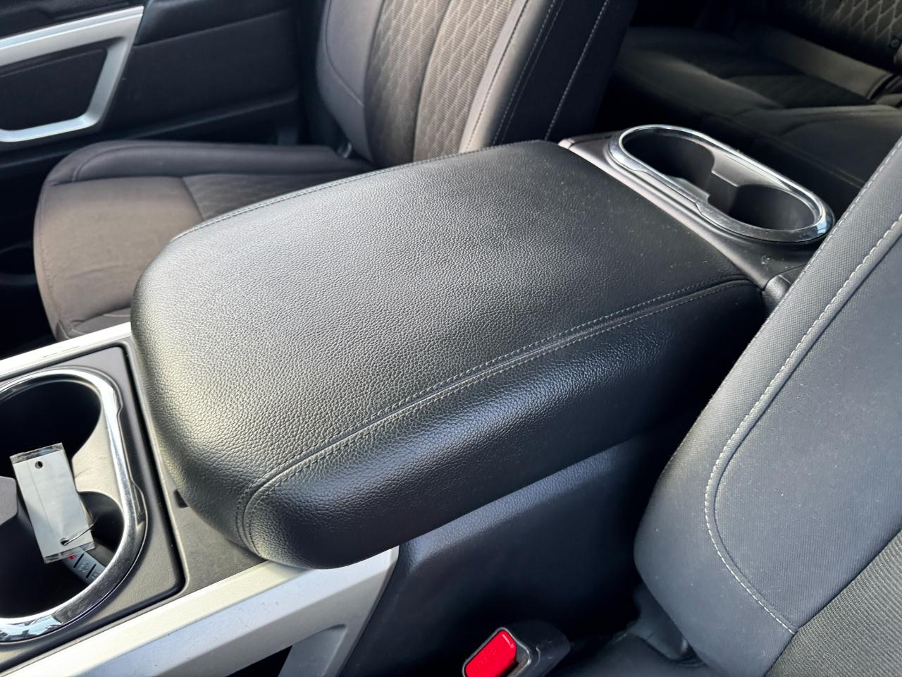 Nissan Titan SV Crew Cab 4WD 2017