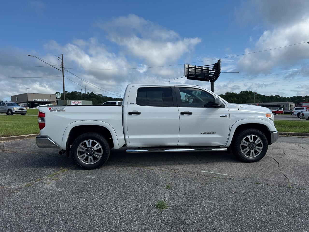 Toyota Tundra SR5 5.7L V8 FFV CrewMax 4WD 2017