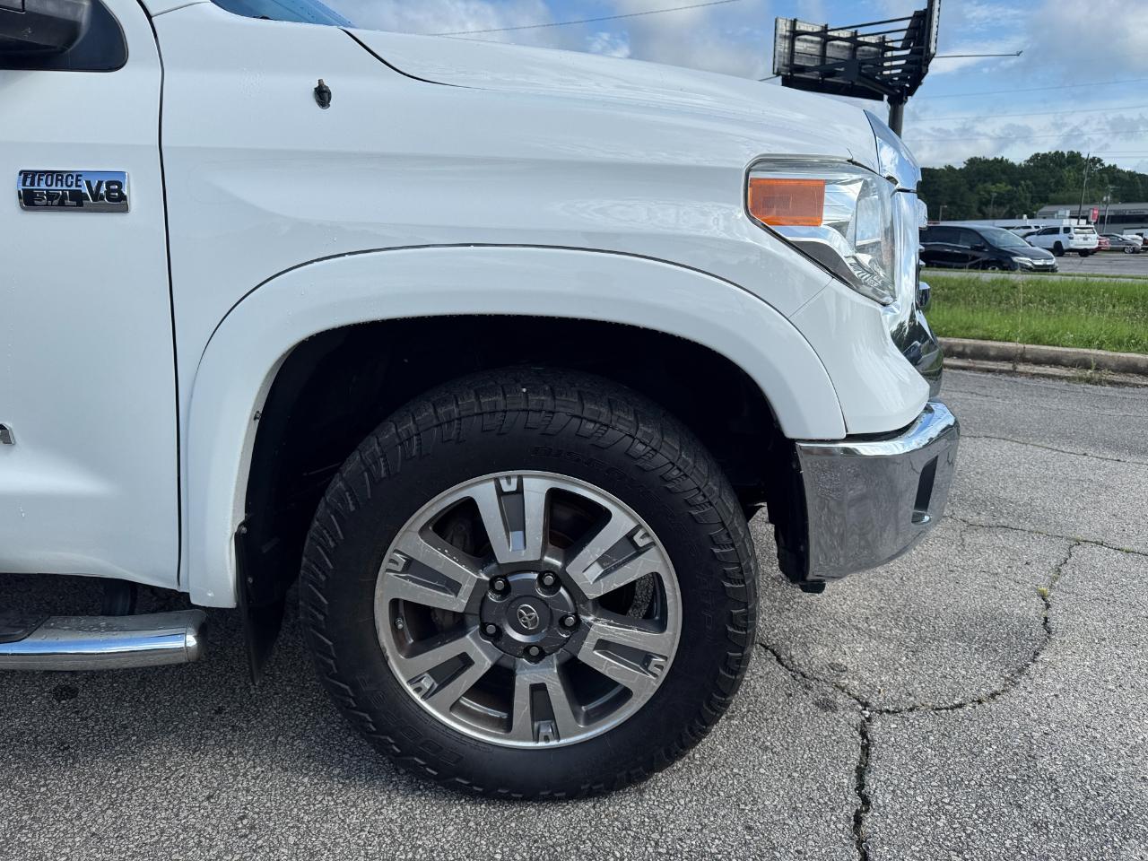 Toyota Tundra SR5 5.7L V8 FFV CrewMax 4WD 2017