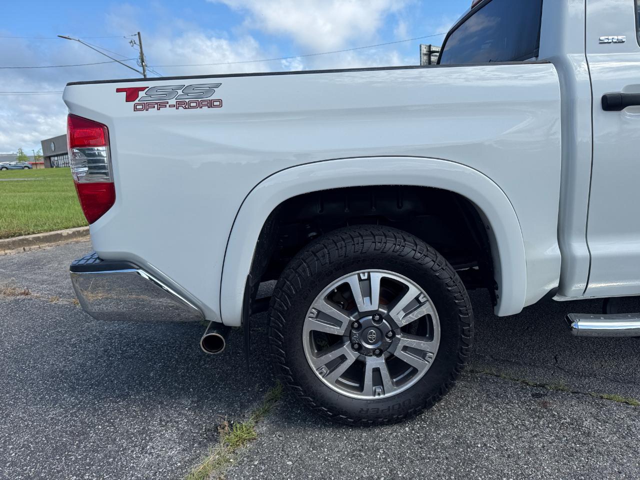 Toyota Tundra SR5 5.7L V8 FFV CrewMax 4WD 2017