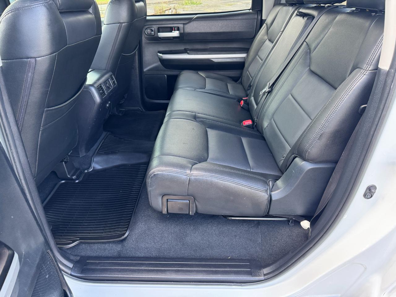 Toyota Tundra SR5 5.7L V8 FFV CrewMax 4WD 2017