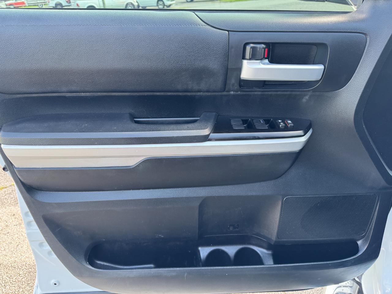 Toyota Tundra SR5 5.7L V8 FFV CrewMax 4WD 2017