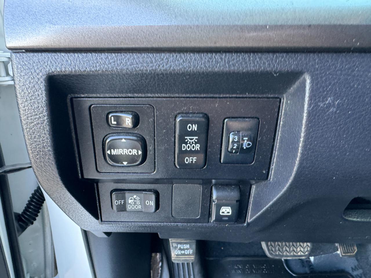 Toyota Tundra SR5 5.7L V8 FFV CrewMax 4WD 2017