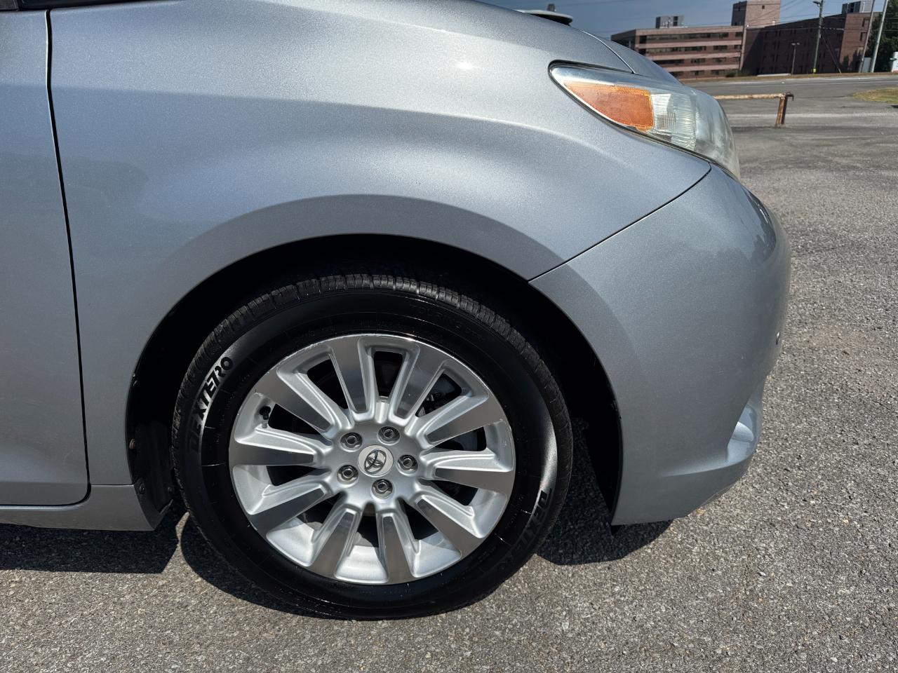 Toyota Sienna Limited FWD 7-Passsenger V6 2012