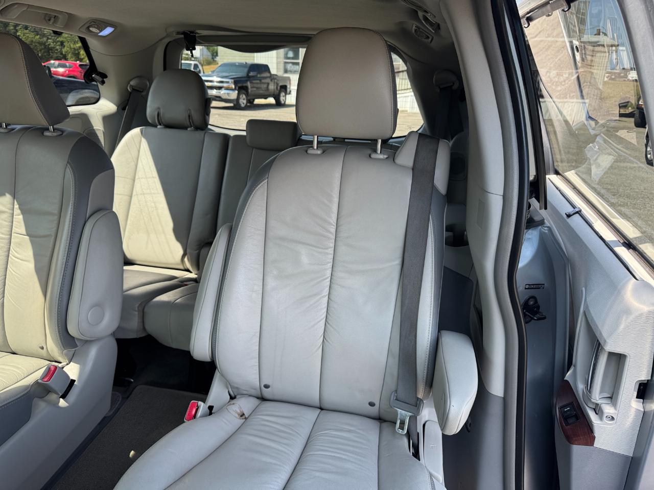 Toyota Sienna Limited FWD 7-Passsenger V6 2012