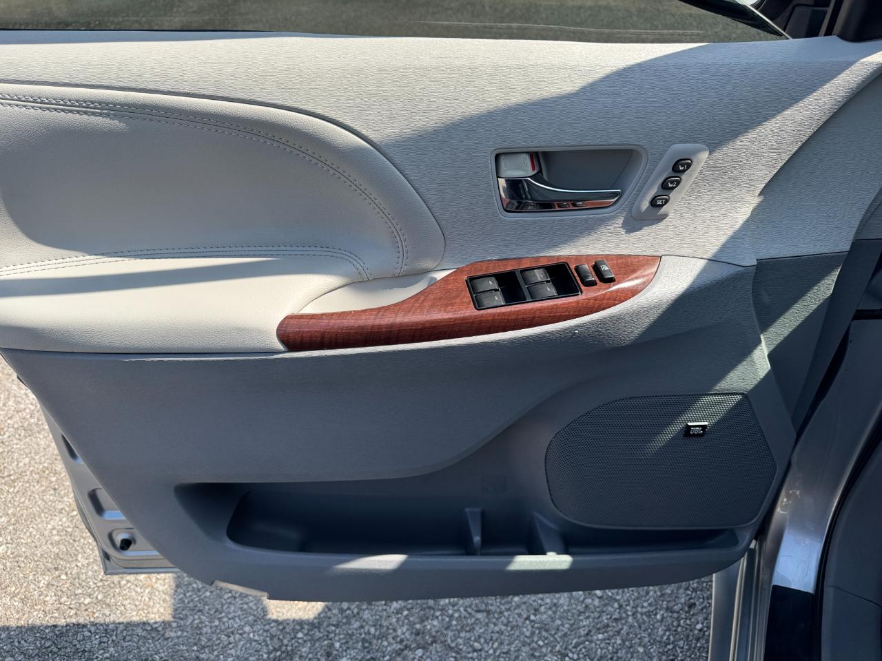 Toyota Sienna Limited FWD 7-Passsenger V6 2012