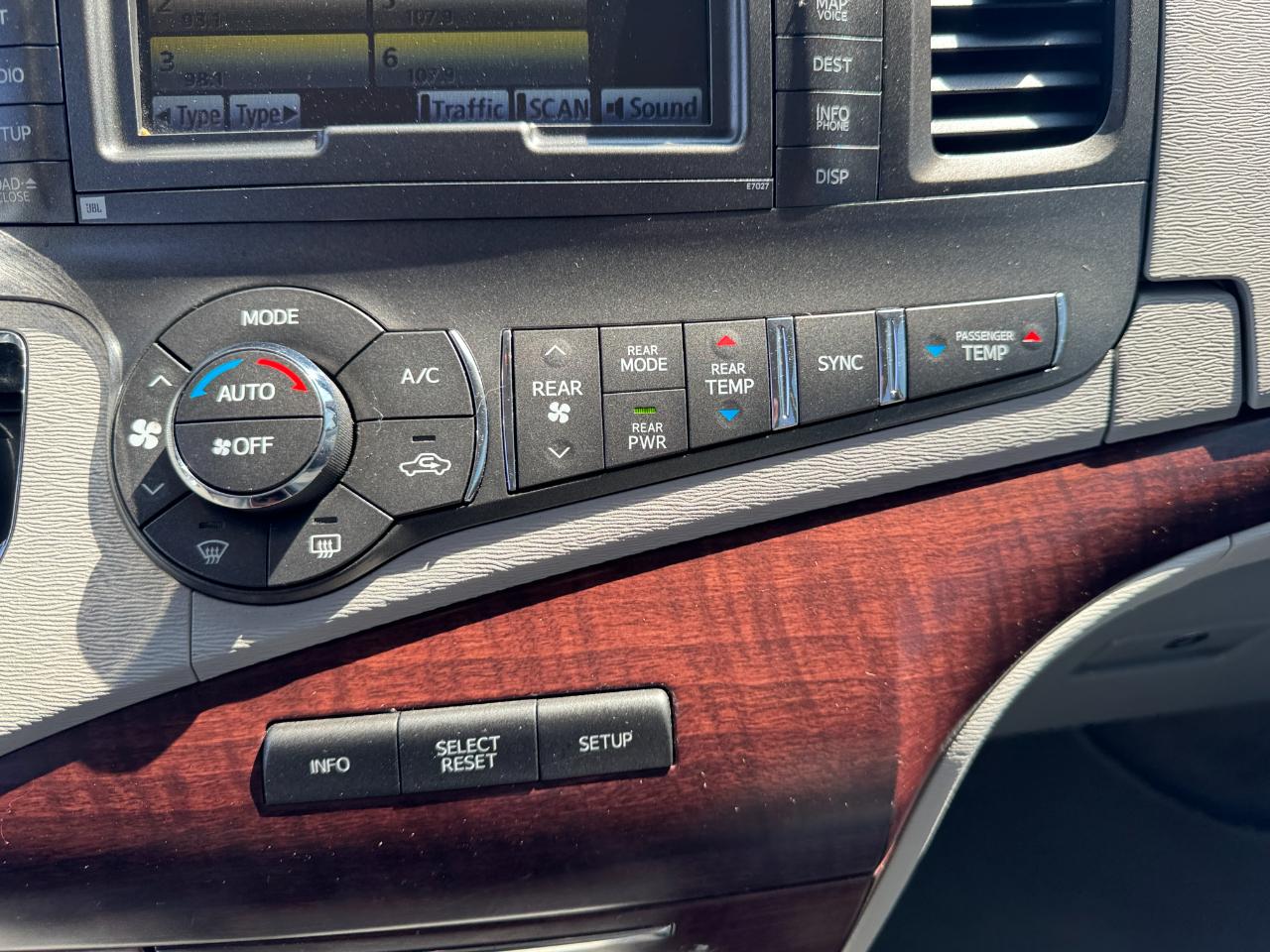 Toyota Sienna Limited FWD 7-Passsenger V6 2012