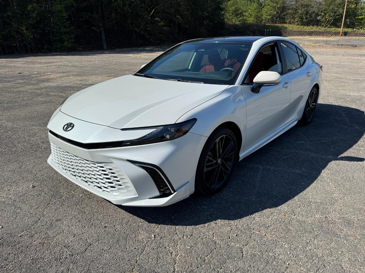 Toyota Camry Hybrid XLE 2025