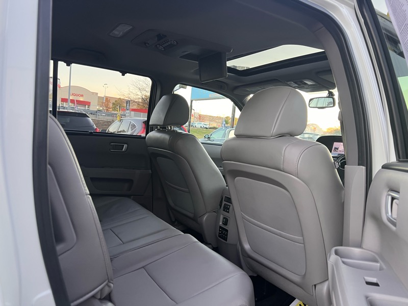 Honda Pilot Touring 4WD 5-Spd AT with DVD 2014 Honda Pilot Touring 4WD 5-Spd AT with DVD 2014