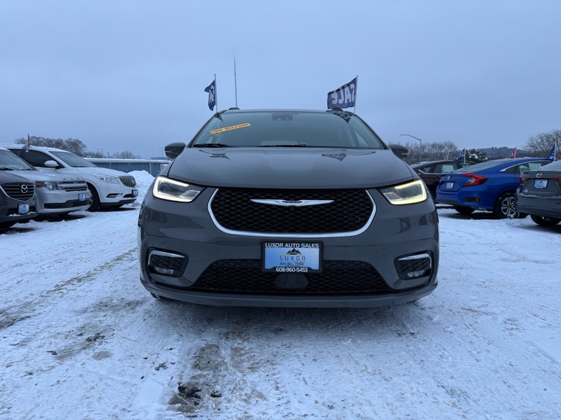 2022 Chrysler Pacifica Touring L's photo