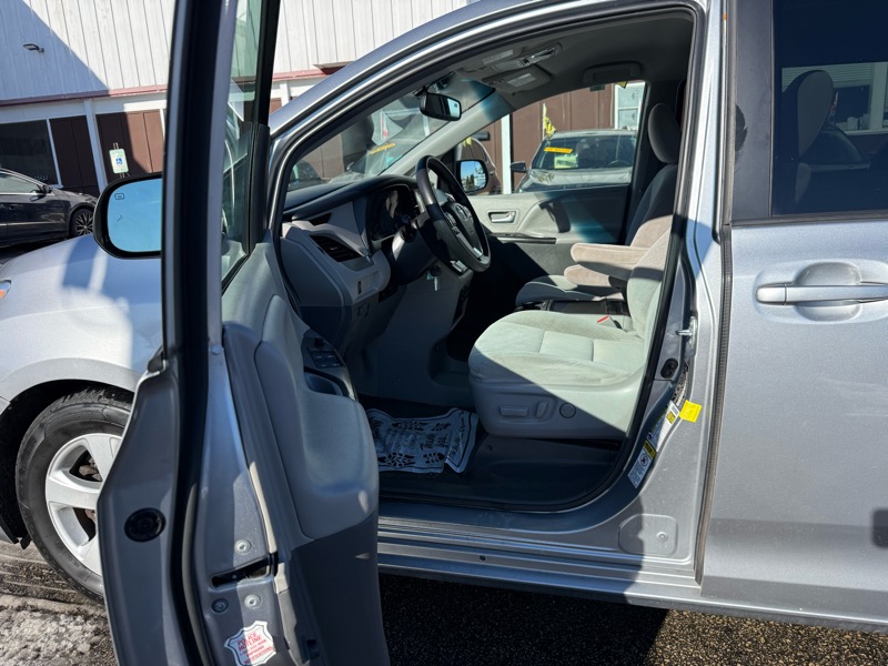 Toyota Sienna LE FWD 8-Passenger V6 2016