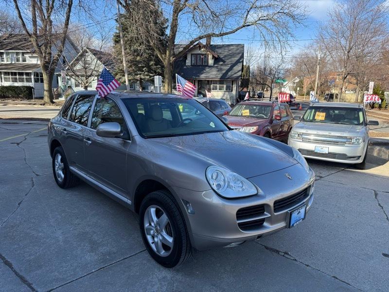 View vehicle photo 3