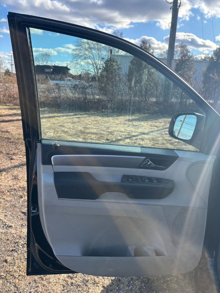 Volkswagen Routan SE 2014