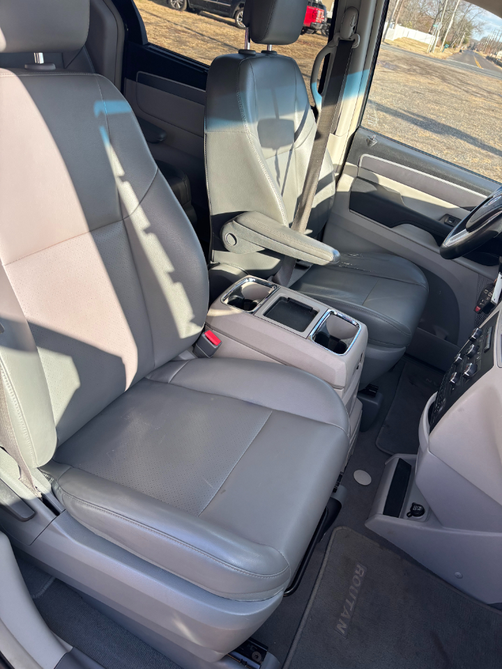 Volkswagen Routan SE 2014