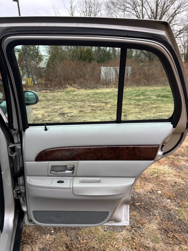 Mercury Grand Marquis 4dr Sdn LS Premium 2005