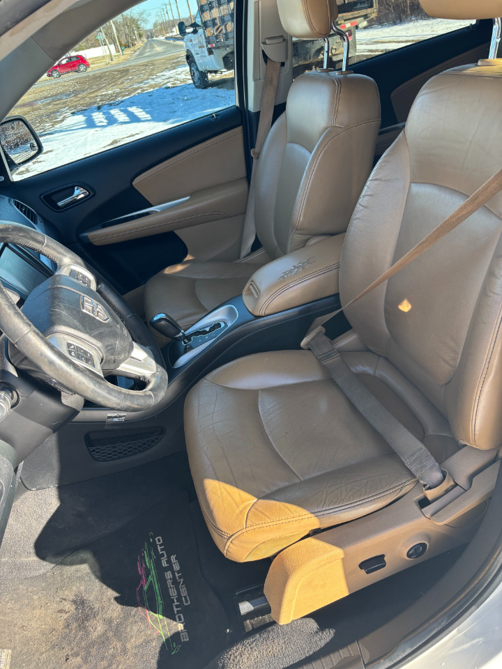 Dodge Journey AWD 4dr LUX 2011