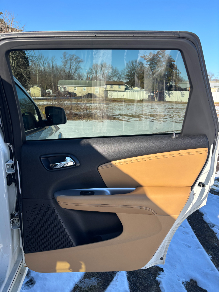 Dodge Journey AWD 4dr LUX 2011