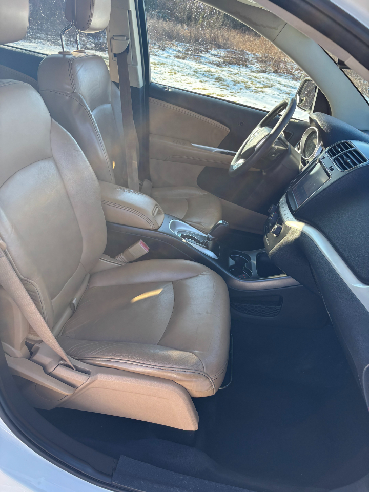 Dodge Journey AWD 4dr LUX 2011