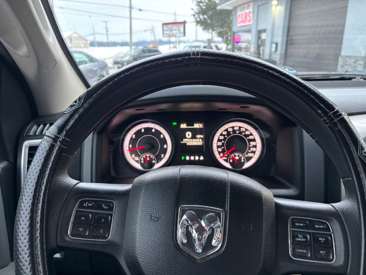 RAM 1500 2WD Quad Cab 140.5" SLT 2015