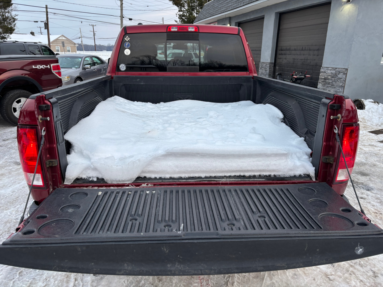 RAM 1500 2WD Quad Cab 140.5" SLT 2015