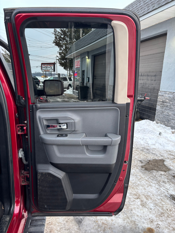 RAM 1500 2WD Quad Cab 140.5" SLT 2015