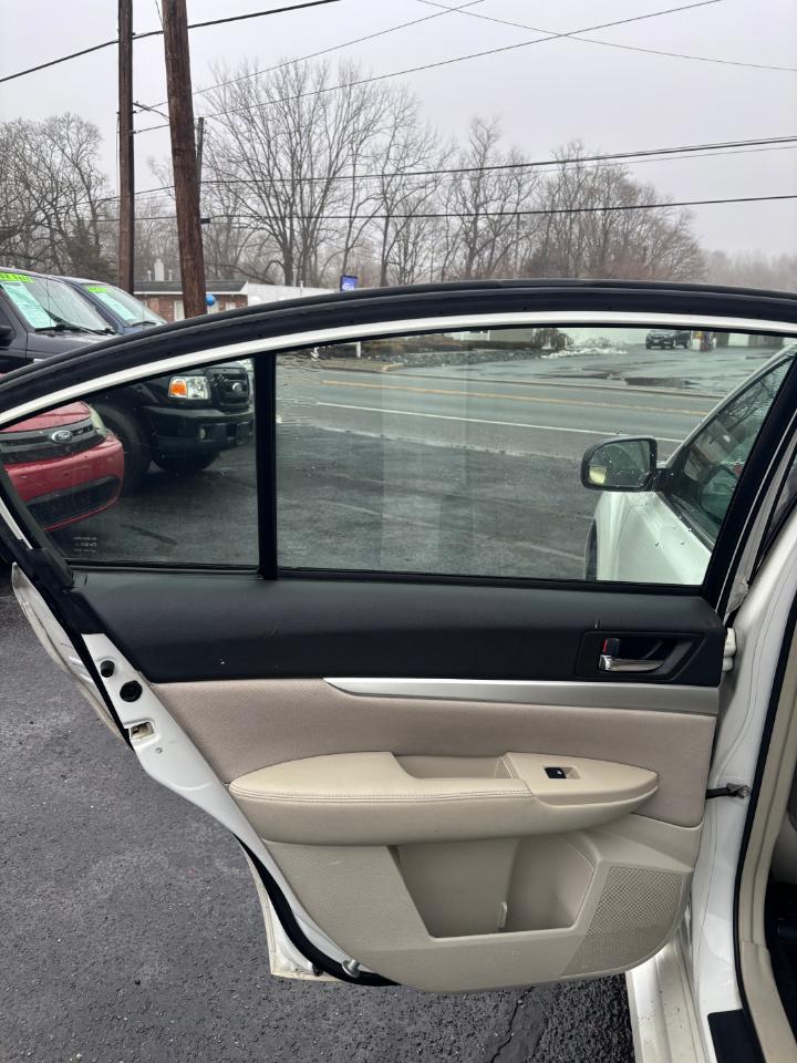 Subaru Legacy 4dr Sdn H4 Man 2.5i 2013