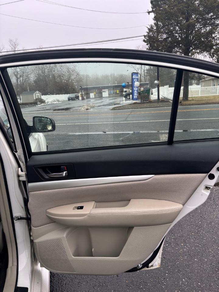 Subaru Legacy 4dr Sdn H4 Man 2.5i 2013