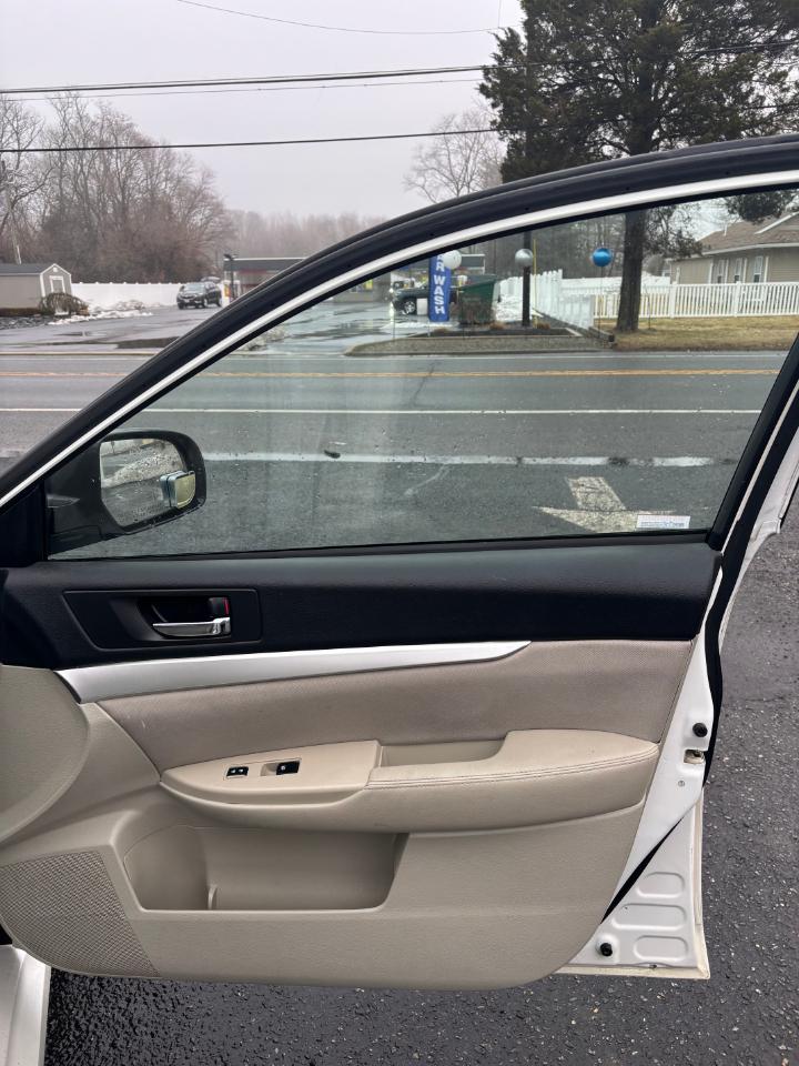 Subaru Legacy 4dr Sdn H4 Man 2.5i 2013