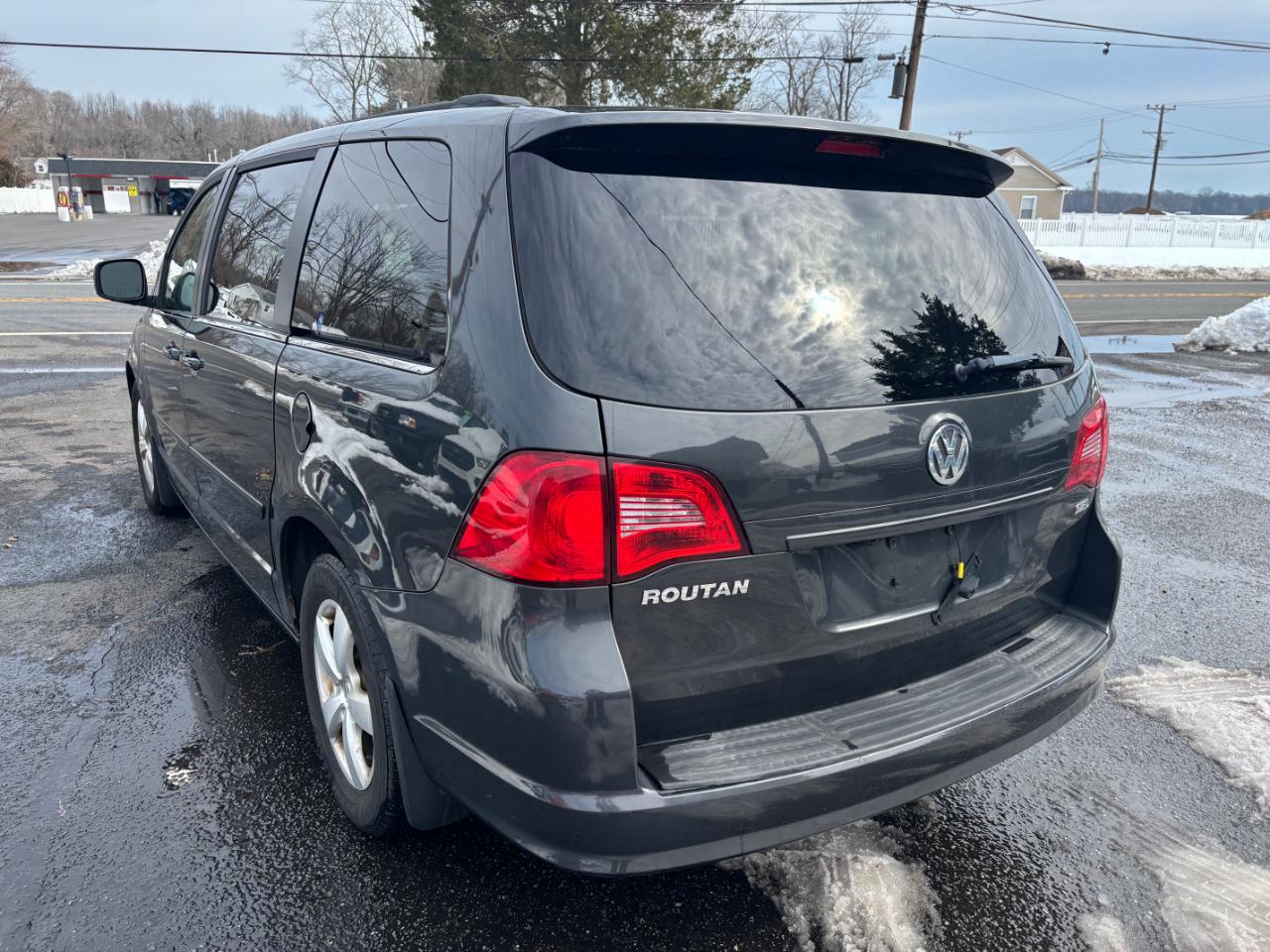 Volkswagen Routan SEL 2011