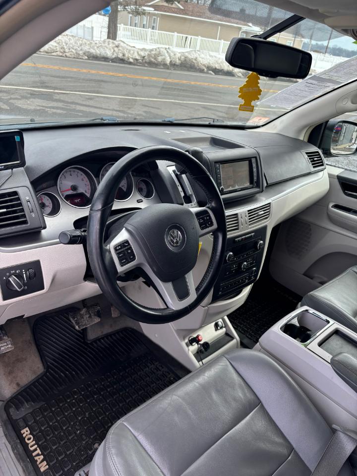 Volkswagen Routan SEL 2011