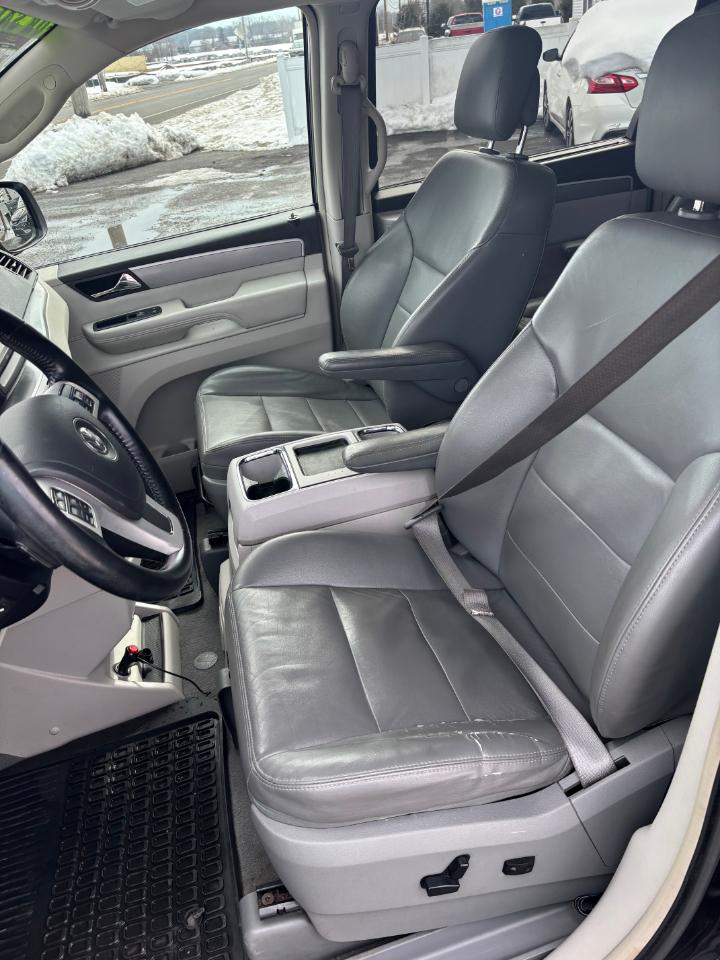 Volkswagen Routan SEL 2011