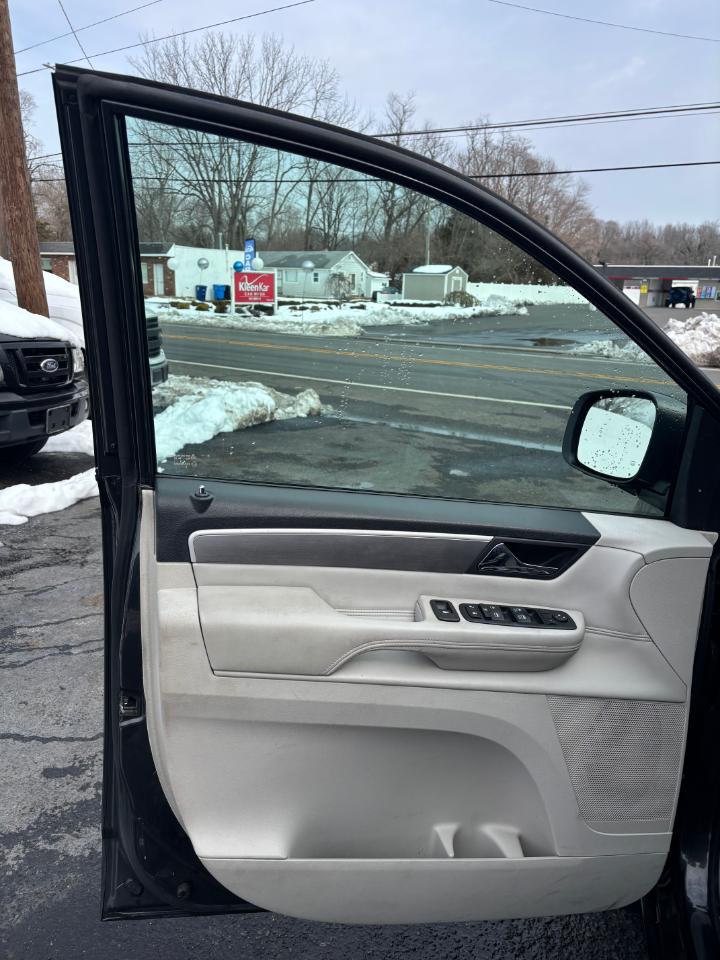 Volkswagen Routan SEL 2011