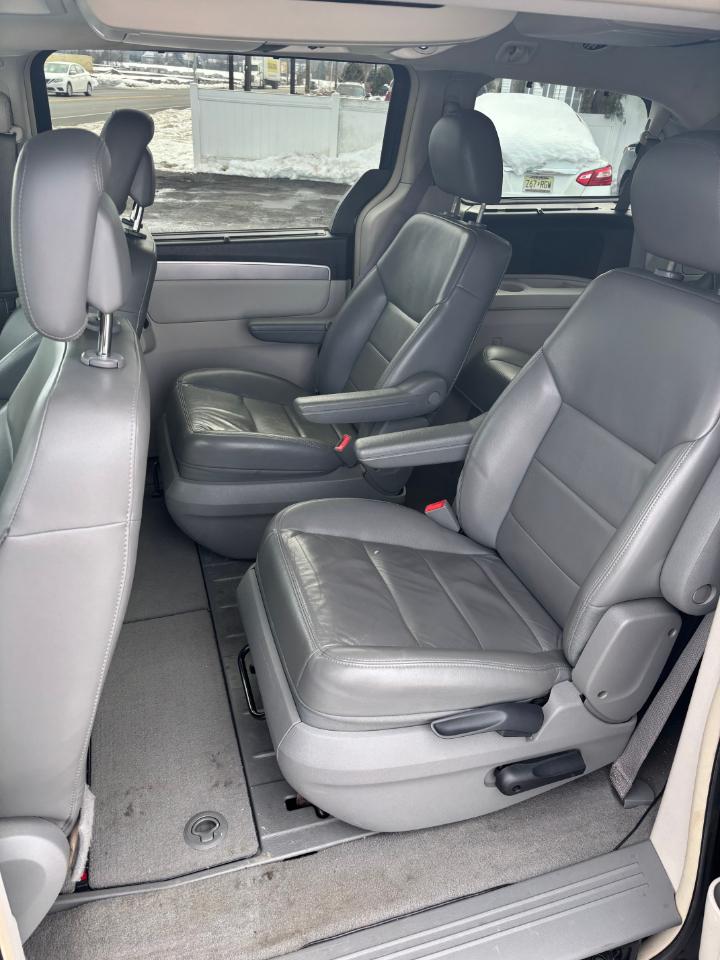 Volkswagen Routan SEL 2011