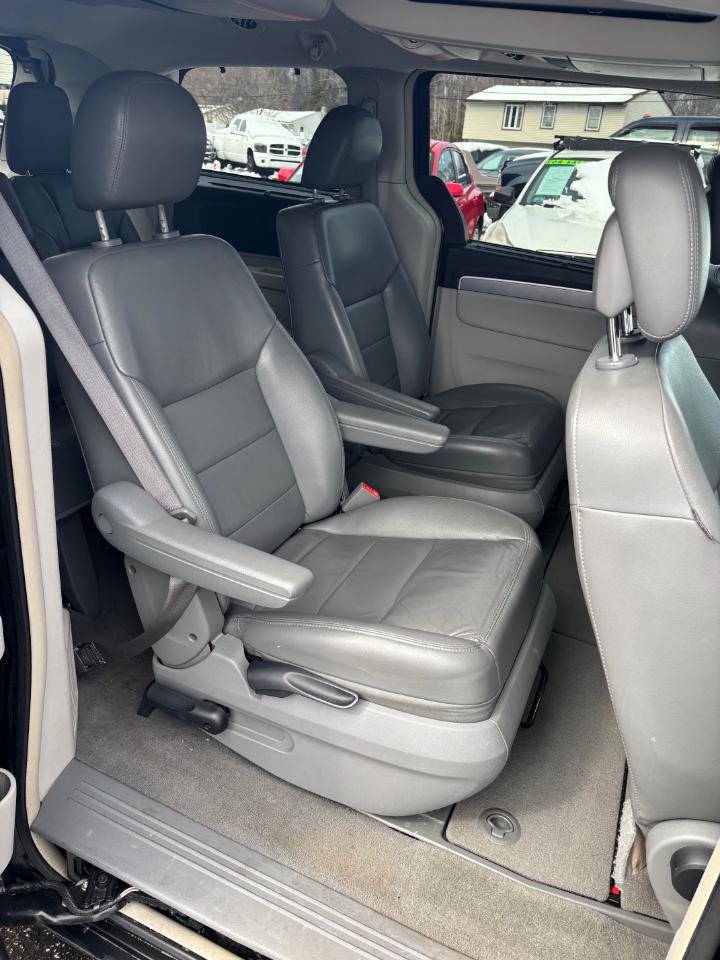 Volkswagen Routan SEL 2011