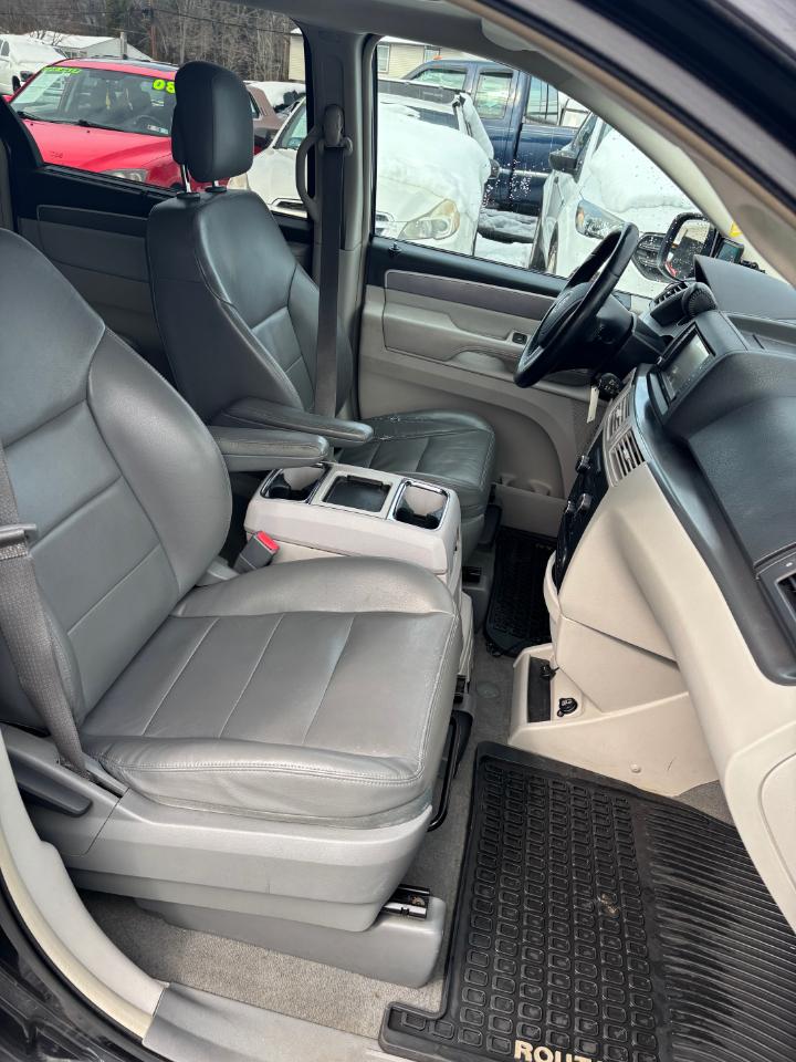 Volkswagen Routan SEL 2011
