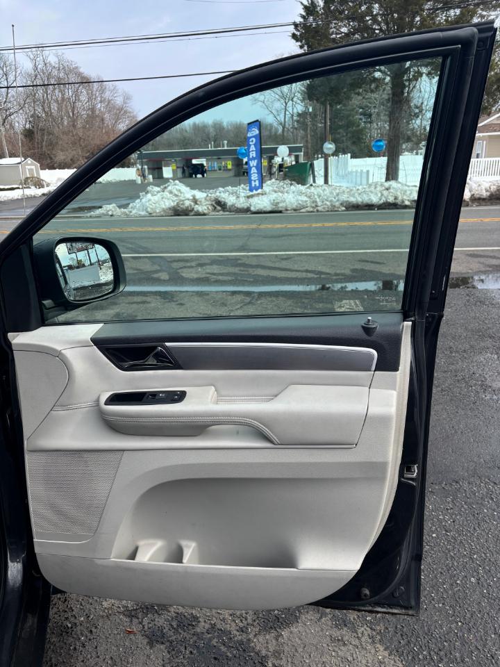 Volkswagen Routan SEL 2011