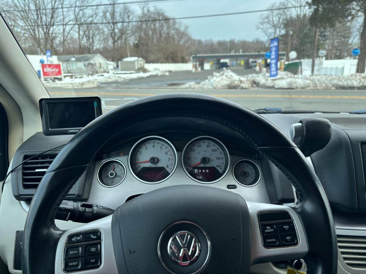 Volkswagen Routan SEL 2011