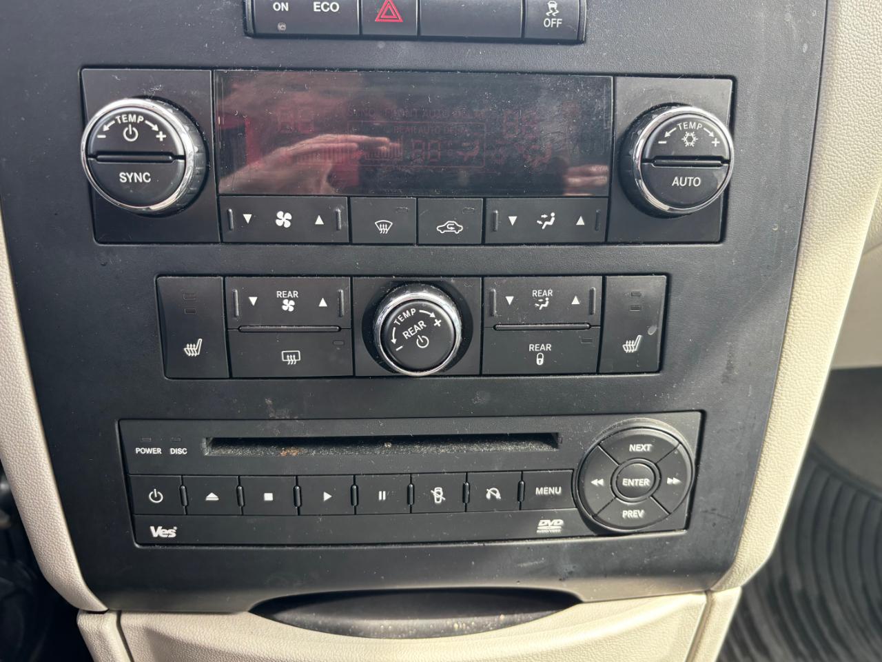 Volkswagen Routan SEL 2011