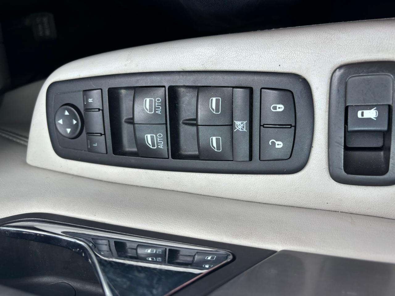 Volkswagen Routan SEL 2011