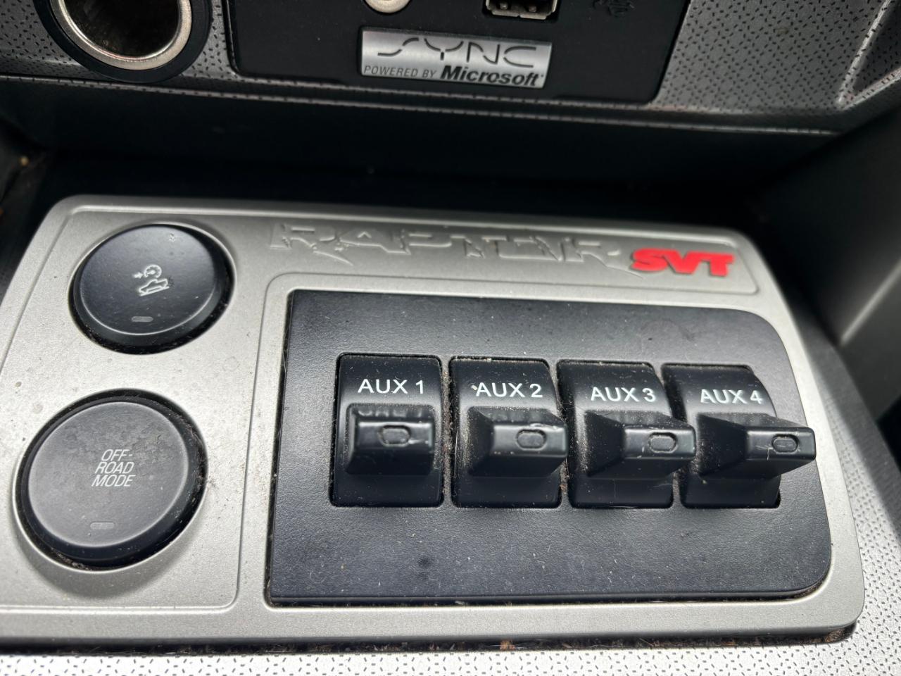 Ford F-150 4WD SuperCrew 145" SVT Raptor 2011